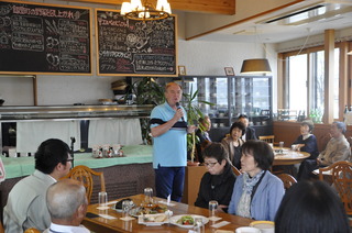 講演するダニエル・カール会長